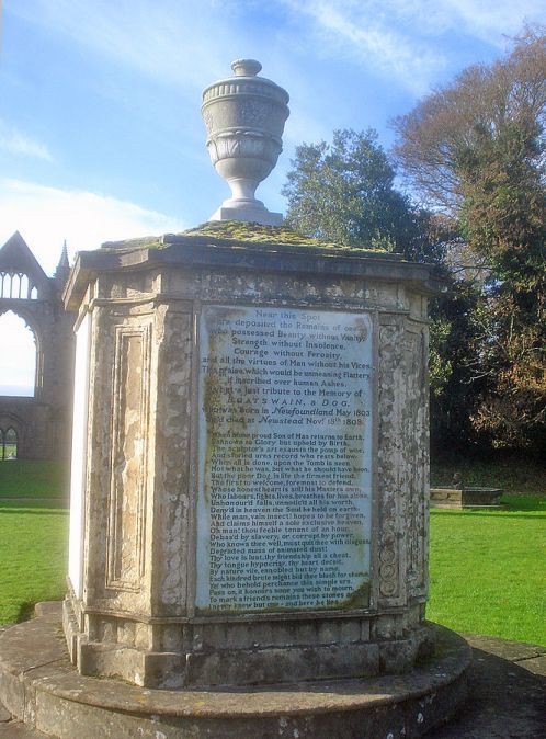 Lordi Byronin koiran Boatswainin muistomerkki. Byron olisi halunnut tulla haudatuksi koiransa viereen. Kuva: Trevor Rickard (Wikimedia Commons).