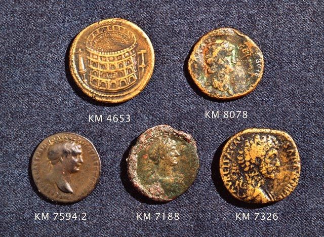 Joitakin Suomesta löytyneitä roomalaisia rahoja. Todennäköisesti tänne jo roomalaisaikana päätyneitä kolikoita ovat Hadrianuksen (keskellä alhaalla), Neron (oikealla ylhäällä) ja Trajanuksen (vasemmalla alhaalla) lyöttämät rahat. Ylhäällä vasemmalla oleva kolikko on väärennös ja alhaalla oikealla oleva on paljon myöhäisempää tuontia.