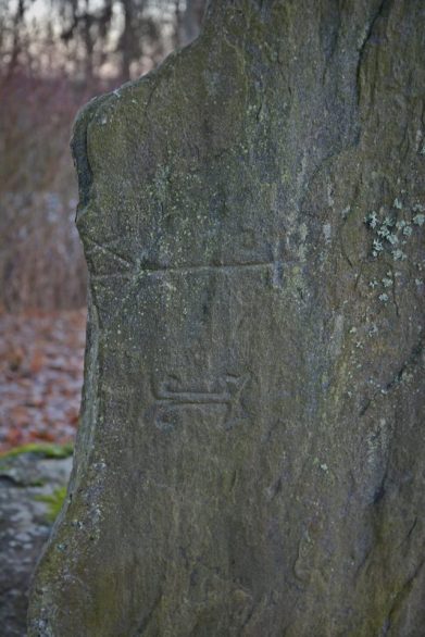 Nokian kartanokappelin paikalla olevaan kiveen kaiverrettuja merkkejä. Kuva: Ulla Moilanen.