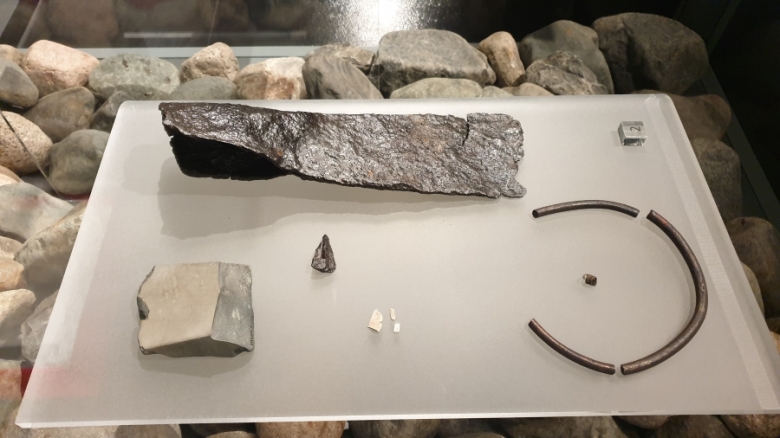 Rakanmäeltä löytynyttä lapioharkkoa vastaavia esineitä on löytynyt runsaasti Keski-Ruotsin alueelta. Esine on puolivalmiste, joka oli tuotu paikalle esineeksi työstettäväksi. Harkko on sijoitettuna Tornionlaakson perusnäyttelyyn.